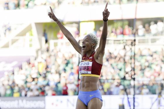 베네수엘라 로하스는 여자 세단뛰기에서 우승을 차지했습니다. 그러나 멀리뛰기엔 나설 수 없습니다. (사진=EPA연합뉴스)