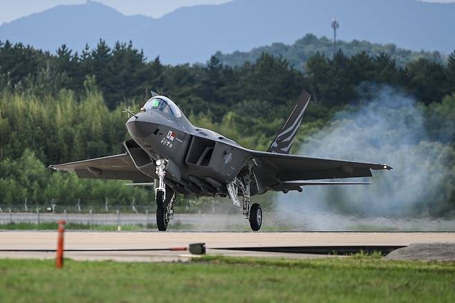 한국형 전투기 KF-21 '보라매'가 지난 19일 경남 사천 소재 공군 제3훈련비행단 활주로에서 이륙하고 있다.(방위사업청 제공)© 뉴스1