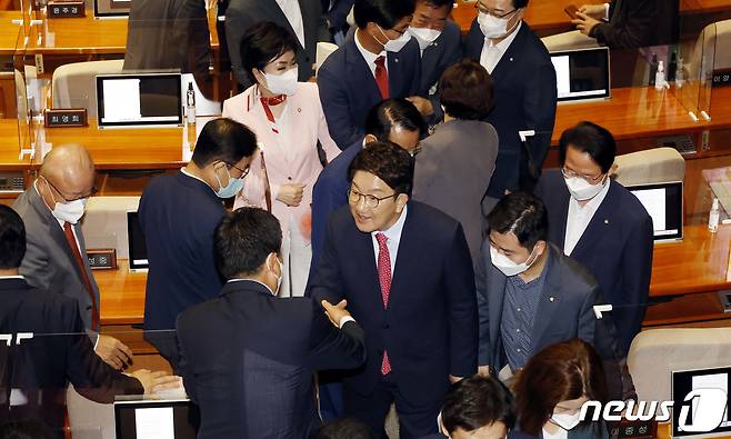 권성동 국민의힘 당대표 직무대행 겸 원내대표가 21일 서울 여의도 국회에서 열린 제398회 국회(임시회) 제3차 본회의에서 국정에 관한 교섭단체대표 연설을 마친 후 동료 의원들과 인사하고 있다. (공동취재) 2022.7.21/뉴스1 © News1 유승관 기자