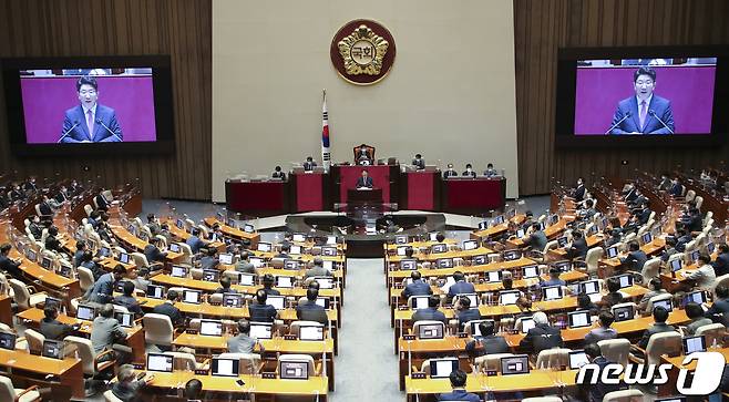 권성동 국민의힘 당대표 직무대행 겸 원내대표가 21일 서울 여의도 국회에서 열린 제398회 국회(임시회) 제3차 본회의에서 국정에 관한 교섭단체대표 연설을 하고 있다. (공동취재) 2022.7.21/뉴스1 © News1 이재명 기자