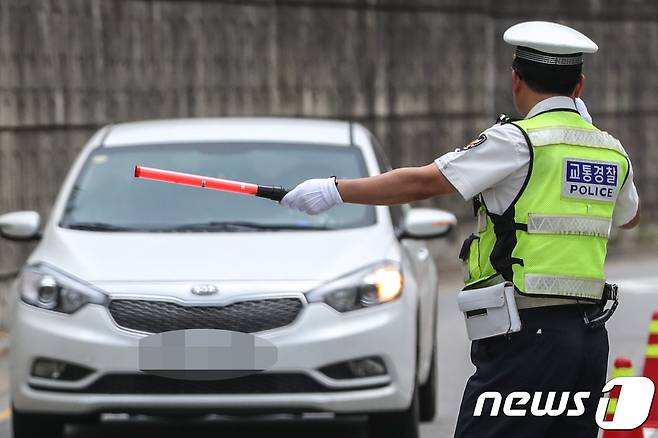 서울 중랑구 중랑캠핑숲 인근 도로에서 교통경찰이 피서지 음주운전을 단속하고 있다. © News1 성동훈 기자