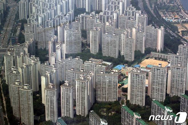 서울 송파구 롯데월드타워 서울스카이에서 바라본 강남·송파 일대 아파트 단지 모습. 2022.6.21/뉴스1 © News1 임세영 기자