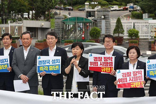 이날 기자회견에서 발언하는 서영교 더불어민주당 의원(가운데).