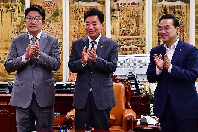 김진표 국회의장(가운데)과 권성동 국민의힘 대표 직무대행 겸 원내대표(왼쪽), 박홍근 더불어민주당 원내대표가 18일 서울 여의도 국회 의장실에서 국회의장 주재로 열린 여야 원내대표 회동에서 민생경제안정특별위원회 구성 및 교섭단체 대표연설과 대정부질문을 위한 본회의 일정에 합의한 후 손뼉을 치고 있다. 2022.7.18/국회사진기자단