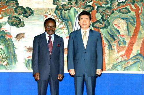지난 2007년 청와대에서 열린 한국-가봉 정상회담에서 노무현 대통령(오른쪽)과 오마르 봉고 온딤바 당시 가봉 대통령이 기념 촬영을 하고 있다. /조선일보DB