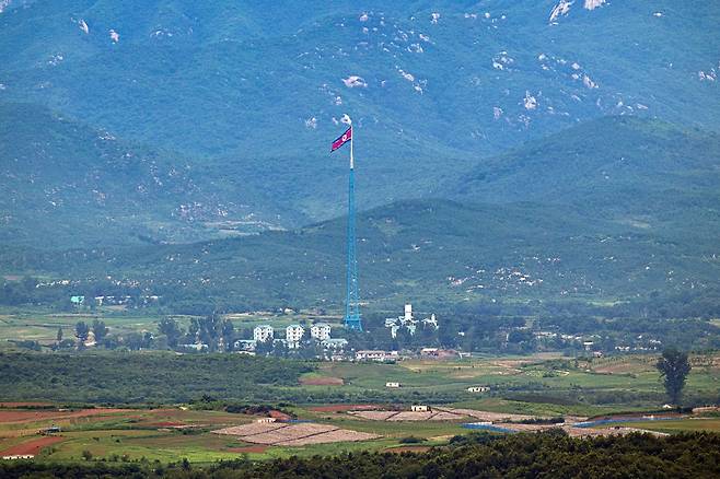 경기도 파주시 오두산 통일전망대에서 바라본 서부전선 비무장지대(DMZ)에서 북측 기정동 마을 인공기가 펄럭이고 있다. /연합뉴스