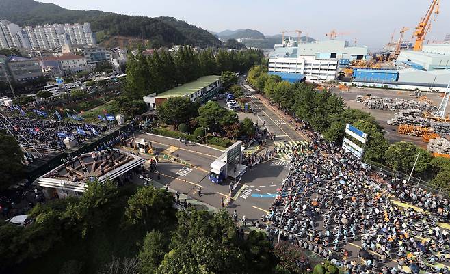 지난 20일 오후 경남 거제시 옥포동 대우조선해양 옥포조선소에서 하청 노조 파업을 지지하는 금속노조와 파업 중단을 촉구하는 원청 노조(오른쪽)가 서문(西門)을 마주하며 집회를 벌이고 있다. /연합뉴스