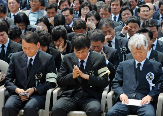 [손-노영결식14] 29일 경복궁 뜰에서 엄수된 고 노무현 전 대통령 영결식에서 한명숙 공동장의위원장의 조사가 낭독되는동안 노 전대통령의 정치적 동지였던 민주당 이광재 의원, 안희정 최고위원, 이강철 전 대통령특보 등이 침통한 표정으로 슬픔을 달래고 있다. 2009. 5.29/청와대사진기자단