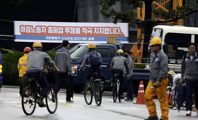 대우조선해양 하청업체 노조가 50일째 파업중인 21일 오전 경남 거제시 아주동 대우조선해양에서 직원들이 출근하고 있다 . 김명진 기자