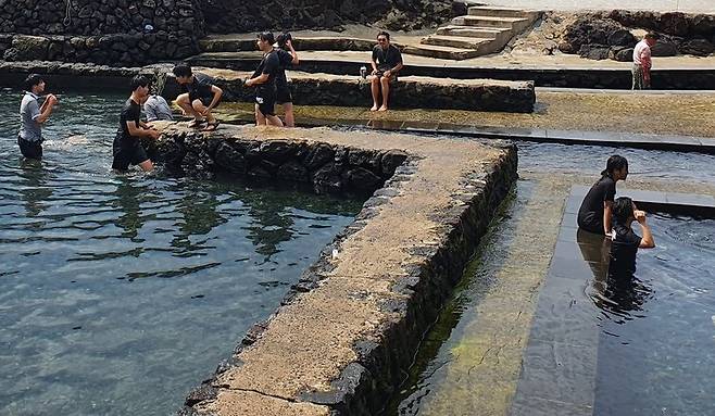 지난 15일 제주시 삼양동 삼양해수욕장 주변에 있는 용천수 샛도리물에서 학생들이 물놀이하고 있다. 허호준 기자