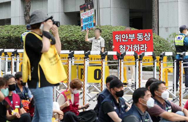 6일 서울 종로구 옛 일본대사관 인근에서 제1551차 일본군 성노예제 문제 해결을 위한 정기 수요시위가 열리고 있다. 경찰 바리케이트 너머에선 보수단체 회원들이 수요시위 반대 집회를 하고 있다. 뉴스1