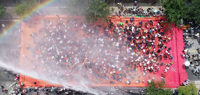 8월 5~7일 화천 토마토축제가 열린다. 으깨진 토마토를 뒤집어쓰고 황금반지를 찾는 행사가 축제의 하이라이트다. 사진 화천군