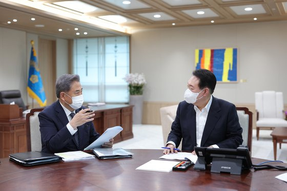 윤석열 대통령이 21일 용산 대통령실 집무실에서 박진 외교부 장관으로부터 업무보고를 받고 있다. [대통령실 제공]