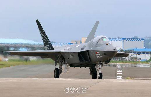 The first prototype of KF-21, the next generation South Korean fighter, which began undergoing ground tests at Korea Aerospace Industries (KAI) in Sacheon-si, Gyeongsangnam-do, is taxiing on a strip connected to the runway on July 6.