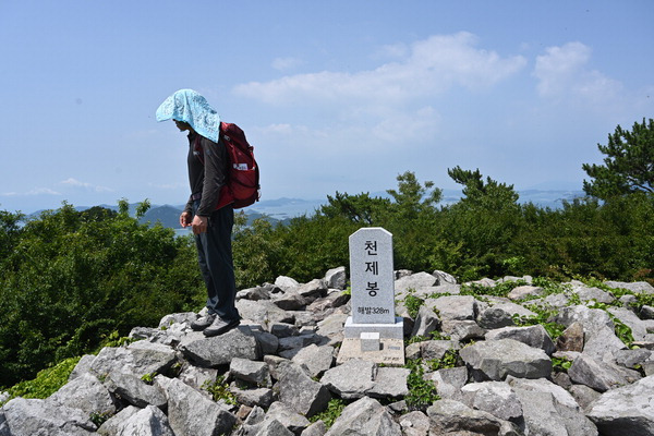 개도 최고봉 봉화산과 천제봉 정상석을 잘못 세워 놓았다.