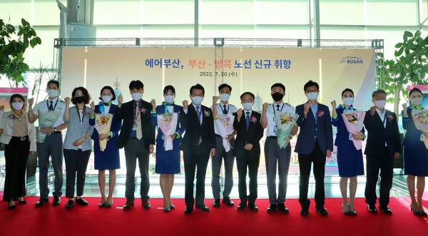 안병석(왼쪽 일곱 번째) 에어부산 대표를 비롯한 관계 기관 관계자들이 20일 오후 김해국제공항에서 부산-방콕 노선 신규 취항을 앞두고 기념촬영을 하고 잇다. 에어부산 제공