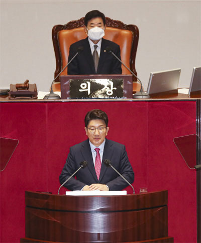 권성동 국민의힘 대표 직무대행 겸 원내대표(아래쪽)가 21일 오전 국회에서 열린 제398회 임시회 3차 본회의에서 교섭단체 대표연설을 하고 있다. 뒤쪽은 김진표 국회의장. [김호영 기자]