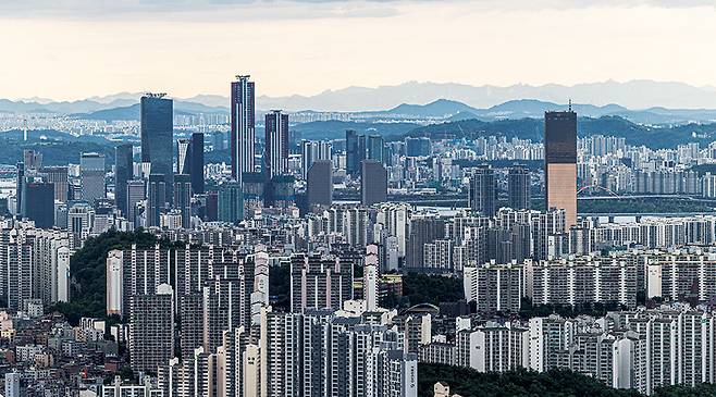 집을 살 때, 보유할 때, 팔 때 내는 각종 부동산 세금은 주택 수, 소유 구조 등에 따라 크게 아낄 수도, 더 낼 수도 있다. (매경DB)