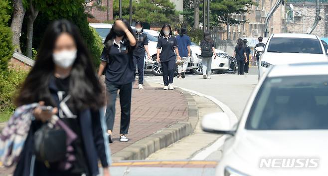 [전주=뉴시스] 김얼 기자 = 학생들의 코로나19 집단 감염으로  조기 방학을 결정한 전북 전주 한 고등학교에서 지난 20일 학생들이 수업을 마치고 교정을 나서고 있다. 2022.07.21. pmkeul@newsis.com