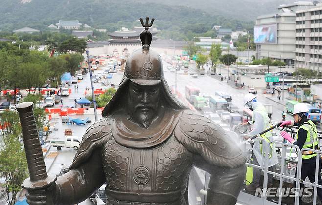 [서울=뉴시스] 고승민 기자 = 서울시 관계자들이 21일 서울 광화문광장에서 이순신 장군 동상을 세척하고 있다. (공동취재사진) 2022.07.21. photo@newsis.com