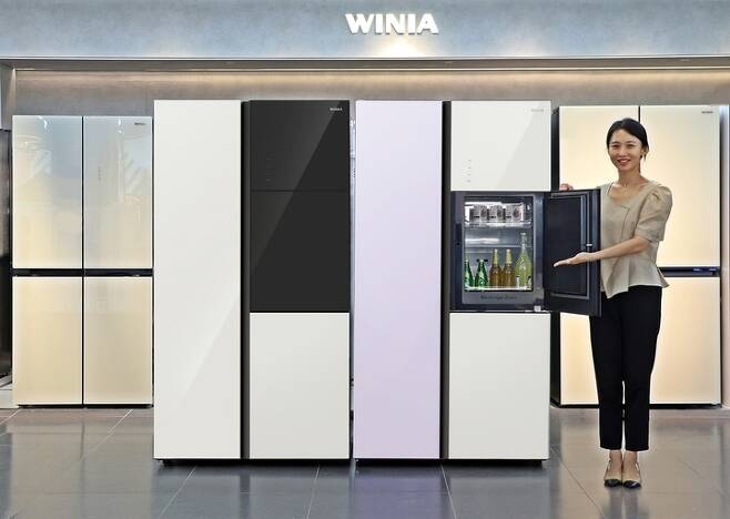 [서울=뉴시스]위니아가 감각적인 컬러로 생동감 있는 주방을 완성할 수 있는 802ℓ 양문형 냉장고를 출시했다고 21일 밝혔다. (사진 = 업체 제공) *재판매 및 DB 금지