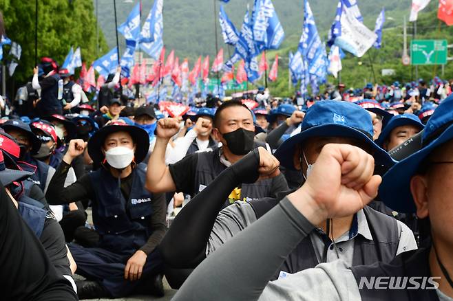 [거제=뉴시스] 차용현 기자 = 20일 오후 민주노총 금속노조 경남지부 영남·호남권 조합원들이 경남 거제 대우조선해양 옥포조선소 정문 앞에서 정부의 대우조선해양 하청노조 파업 현장에 대한 공권력 투입을 저지하기 위한 총파업 결의대회를 열고 있다. 2022.07.20. con@newsis.com