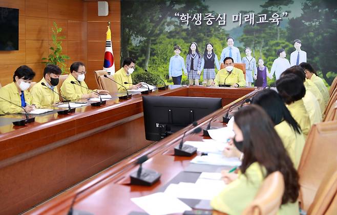 [전주=뉴시스] 서거석 전북교육감이 21일 코로나19 비상대책회의를 주재하고 있다. 2022.07.21   *재판매 및 DB 금지