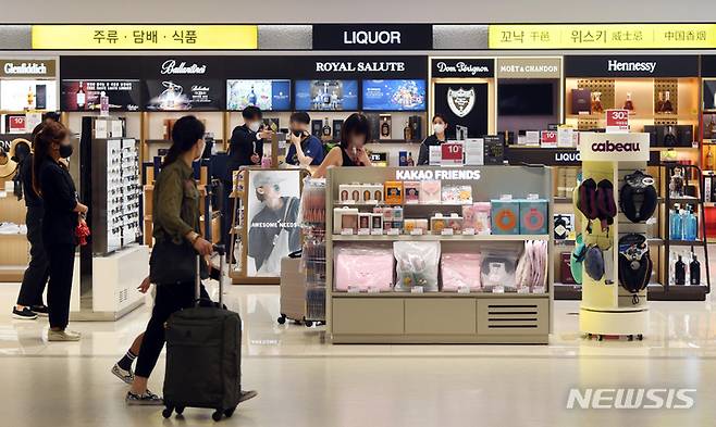 [서울=뉴시스] 조성우 기자 = 서울 강서구 김포국제공항 국제선 탑승장에서 승객들이 면세구역을 이용하고 있다. (공동취재사진) 2022.06.29. photo@newsis.com