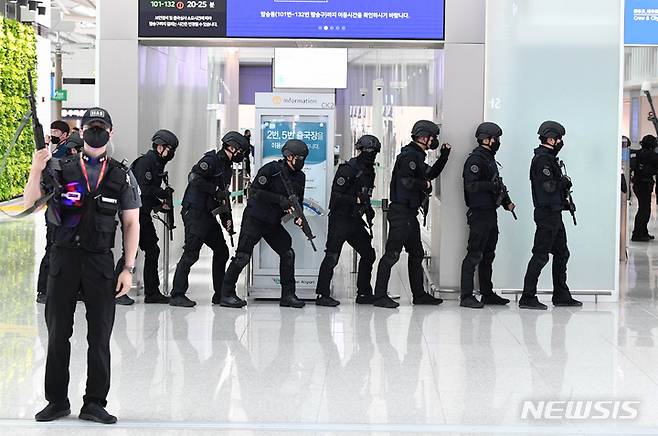 [인천공항=뉴시스] 이영환 기자 = 21일 인천국제공항 제1터미널 출국장에서 열린 2022년 인천국제공항 대테러 종합훈련에서 경찰특공대가 출국장 내에서 인질극을 벌이는 테러범을 진압하기 위해 작전에 투입되고 있다.(공동취재사진) 2022.07.21. photo@newsis.com