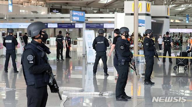 [인천공항=뉴시스] 이영환 기자 = 21일 오후 인천국제공항 제1여객터미널 3층 출국장에서 폭발물테러 상황을 가정한 2022년 인천국제공항 대테러 종합훈련이 진행되고 있다. 2022.07.21. 20hwan@newsis.com