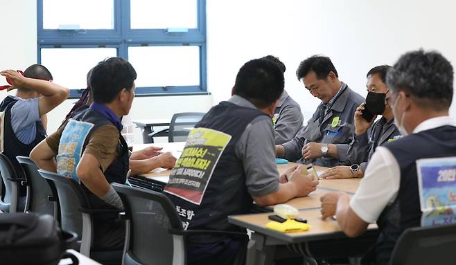 21일 오전 경남 거제시 대우조선해양에서 대우조선해양 협력업체와 거제·통영·고성조선하청지회가 협상을 재개하고 있다. 노사 협상은 전날 마라톤 협상으로 극적 타결 기대감이 높았지만 손해배상 소송 취하 문제를 놓고 이견을 좁히지 못했다. 뉴스1