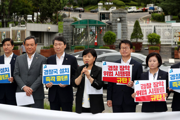 더불어민주당 윤석열정권 경찰장악 저지 대책단 서영교 단장이 21일 오전 서울 용산구 대통령 집무실 앞에서 ‘윤석열 정부 경찰 장악 규탄 기자회견’에서 발언하고 있다. 2022.7.21 국회사진기자단