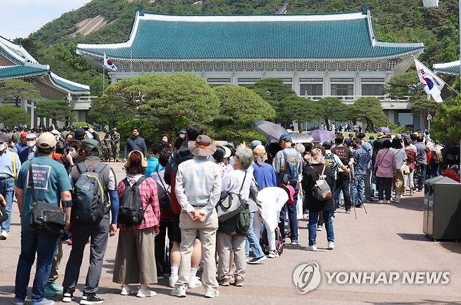 오늘부터 청와대 본관 일반에 개방, 식지 않은 청와대 관람 인기 (서울=연합뉴스) 김도훈 기자 = 청와대 본관 및 관저 건물이 일반에 공개된 26일 시민들이 청와대 본관 입장 순서를 기다리고 있다. 2022.5.26 superdoo82@yna.co.kr