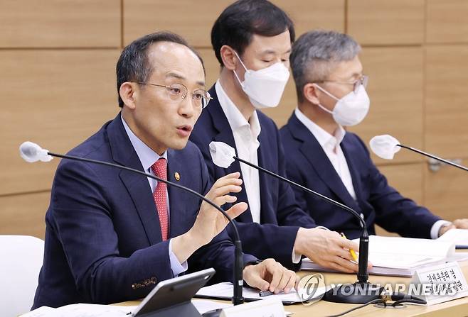 질문에 답변하는 추경호 부총리 (세종=연합뉴스) 김주형 기자 = 추경호 경제부총리 겸 기획재정부 장관이 지난 18일 세종시 정부세종청사에서 열린 '2022년 세제개편안' 상세브리핑을 마친 뒤 취재진의 질문에 답변하고 있다. 
    왼쪽부터 추 부총리, 정정훈 조세총괄정책관, 김재신 관세정책관. 2022.7.21 kjhpress@yna.co.kr