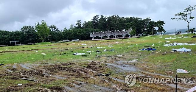 공연이 끝난 뒤 쓰레기 나뒹굴고 '엉망' (강릉=연합뉴스) 유형재 기자 = 지난 18일 모 방송사의 유명 음악프로그램 녹화가 이뤄진 강릉시 경포호수 잔디광장이 21일 오후 쓰레기가 치워지지 않은 채 나뒹굴고 잔디는 크게 훼손돼 있다. 2022.7.21 yoo21@yna.co.kr