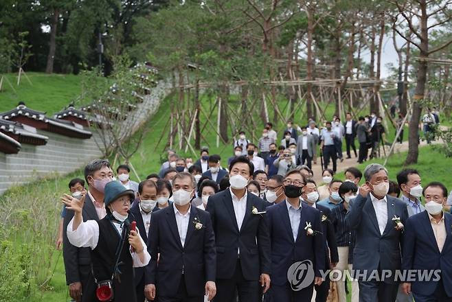 왼쪽은 종묘, 오른쪽은 창경궁 (서울=연합뉴스) 신준희 기자 = 21일 율곡로 터널 위 산책로에서 열린 '창경궁-종묘 연결 역사복원사업' 개방 행사에서 오세훈 서울시장과 최재형 의원 등이 산책로를 걷고 있다. 2022.7.21 hama@yna.co.kr