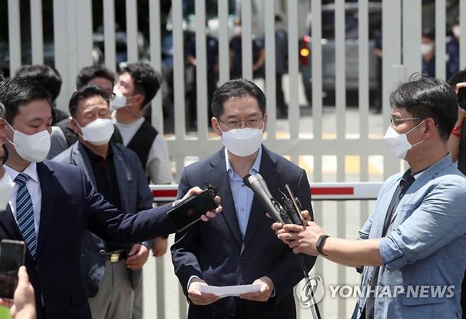 김경수 전 경남도지사가 지난해 7월 26일 수감 전 경남 창원시 마산회원구 창원교도소 앞에서 발언하고 있다. [연합뉴스 자료사진]