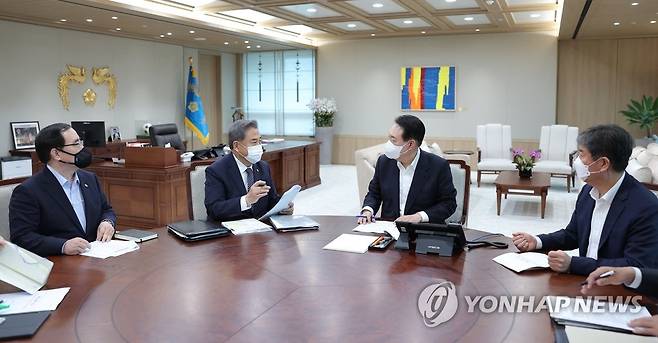 외교부 업무보고 받는 윤석열 대통령 (서울=연합뉴스) 안정원 기자 = 윤석열 대통령이 21일 오후 서울 용산 대통령실 청사에서 박진 외교부 장관으로부터 부처 업무보고를 받고 있다. 왼쪽부터 김성한 국가안보실장, 박진 장관, 윤 대통령, 김대기 비서실장. 2022.7.21 [대통령실 제공, 재판매 및 DB 금지 jeong@yna.co.kr