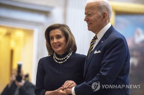 조 바이든 대통령(오른쪽)과 낸시 펠로시 하원 의장 [UPI 연합뉴스 자료사진. 재판매 및 DB 금지]