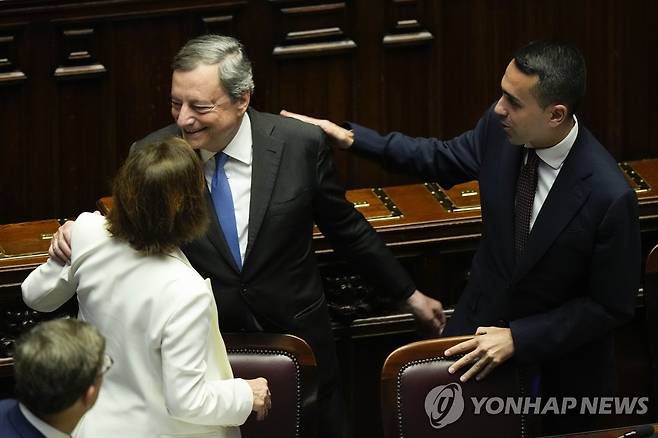 21일(현지시간) 이탈리아 하원에서 사임 의사를 밝힌 뒤 내각 장관들로부터 격려 인사를 받는 마리오 드라기 총리 [로마 AP=연합뉴스]