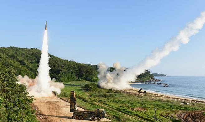 한미 연합 탄도미사일 타격훈련에서 한국군 탄도미사일 현무-2A(왼쪽)와 주한미군 에이태큼스(ATACMS)가 동시 발사되고 있다. (사진=연합뉴스)