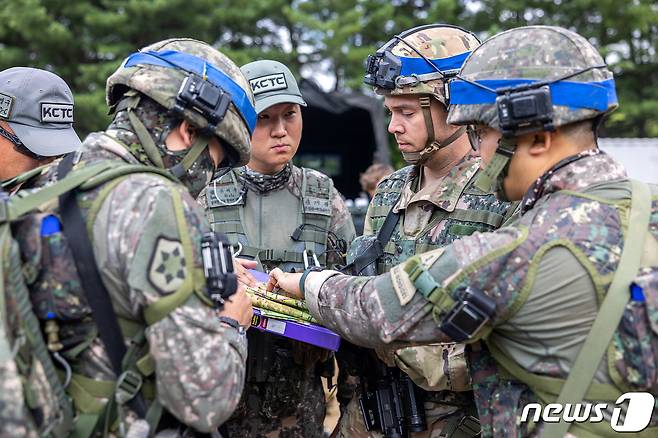 지난 15~18일 강원도 인제 육군과학화전투훈련단(KCTC)에서  열린 'KCTC 여단급 쌍방훈련'에 참가한 한미 장병들이 작전토의를 하고 있다. (육군 제공) 2022.7.18/뉴스1