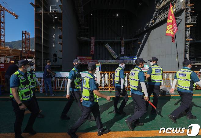 22일 오전 경남 거제시 대우조선해양 옥포조선소에서 경찰이 유최안 대우조선해양 하청지회 부지회장 등이 점거 중인 1도크 경계 근무를 서고 있다. 2022.7.22/뉴스1 © News1 신웅수 기자