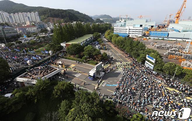 20일 오후 경남 거제시 대우조선해양 옥포조선소에서 하청 노조 파업에 찬성하는 금속노조(왼쪽)와 파업 중단을 촉구하는 원청 노조가 각각 집회를 하고 있다. 2022.7.20/뉴스1 © News1 신웅수 기자