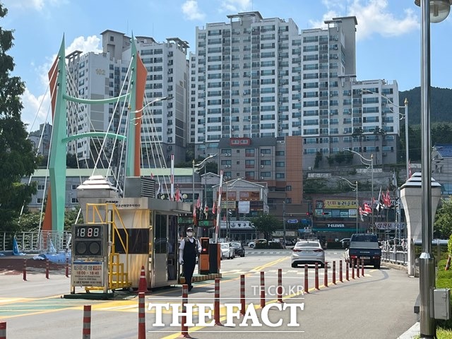 경남 거제시 아주동 대우조선해양 옥포조선소 서문을 나서면 주변에 많은 식당들이 자리하고 있다. /최의종 기자