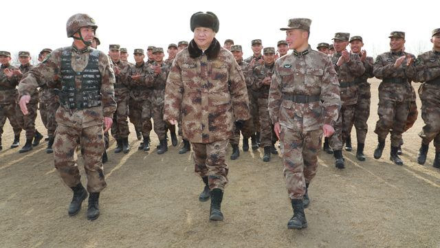 군복 차림의 시진핑(가운데) 중국 국가주석 겸 중앙군사위원회 주석이 1월3일 중부군구 훈련장을 시찰하며 군 관계자들의 설명을 듣고 있다./조선일보 DB