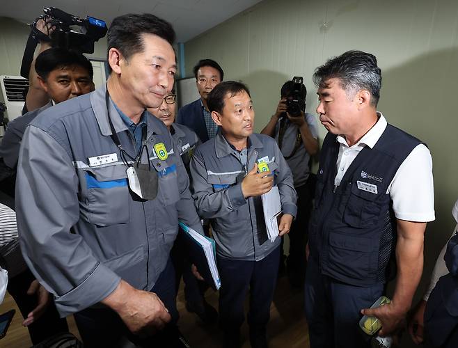 대우조선해양 하청 노사협상이 잠정 타결된 22일 경남 거제시 대우조선해양 옥포조선소에서 협력사 대표인 권수오 녹산기업 대표(왼쪽부터), 김환익 대표, 홍지욱 금속노조 부위원장이 취재진 질문에 답한 뒤 세부적인 내용에 의견 차이가 있다며 홍 부위원장 발언에 이의를 제기하고 있다. 2022.7.22/연합뉴스