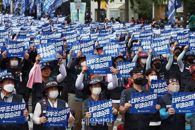 민주노총 전국금속노동조합이 20일 서울 용산구 삼각지역 앞에서 총파업 결의대회를 하고 있다. ⓒ데일리안 김민호 기자