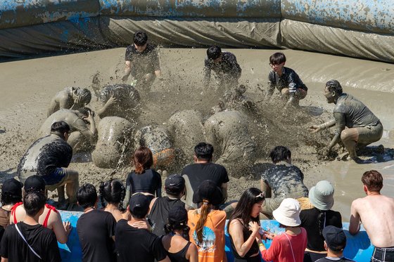 보령머드축제에서는 온몸이 진흙 범벅이 될 각오가 필요하다. [중앙포토]