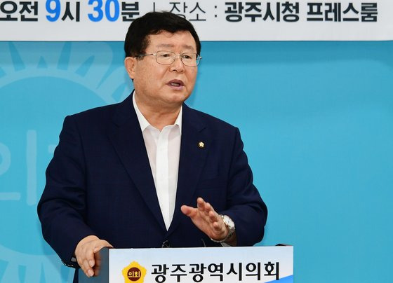 설훈 더불어민주당 당대표 후보가 19일 광주시의회 브리핑룸에서 기자회견을 열고 "역사에 남는 민주당을 만들고 싶다"며 출마 입장을 밝히고 있다. 뉴스1